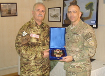 generale Gabriele Lupini, consegna il crest del Corpoal Deputy Commander, colonn