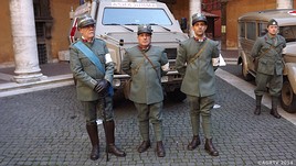 Mililtari CRI in uniformi storiche