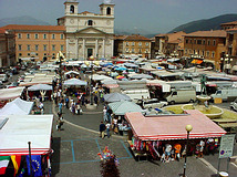 Piazza d'Uomo prima del terremoto 