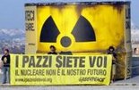 Attivisti in Gigantesco Bidone